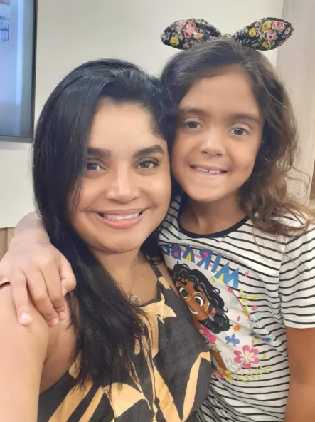 Talita Emanuela Fonseca com sua filha Rebeca