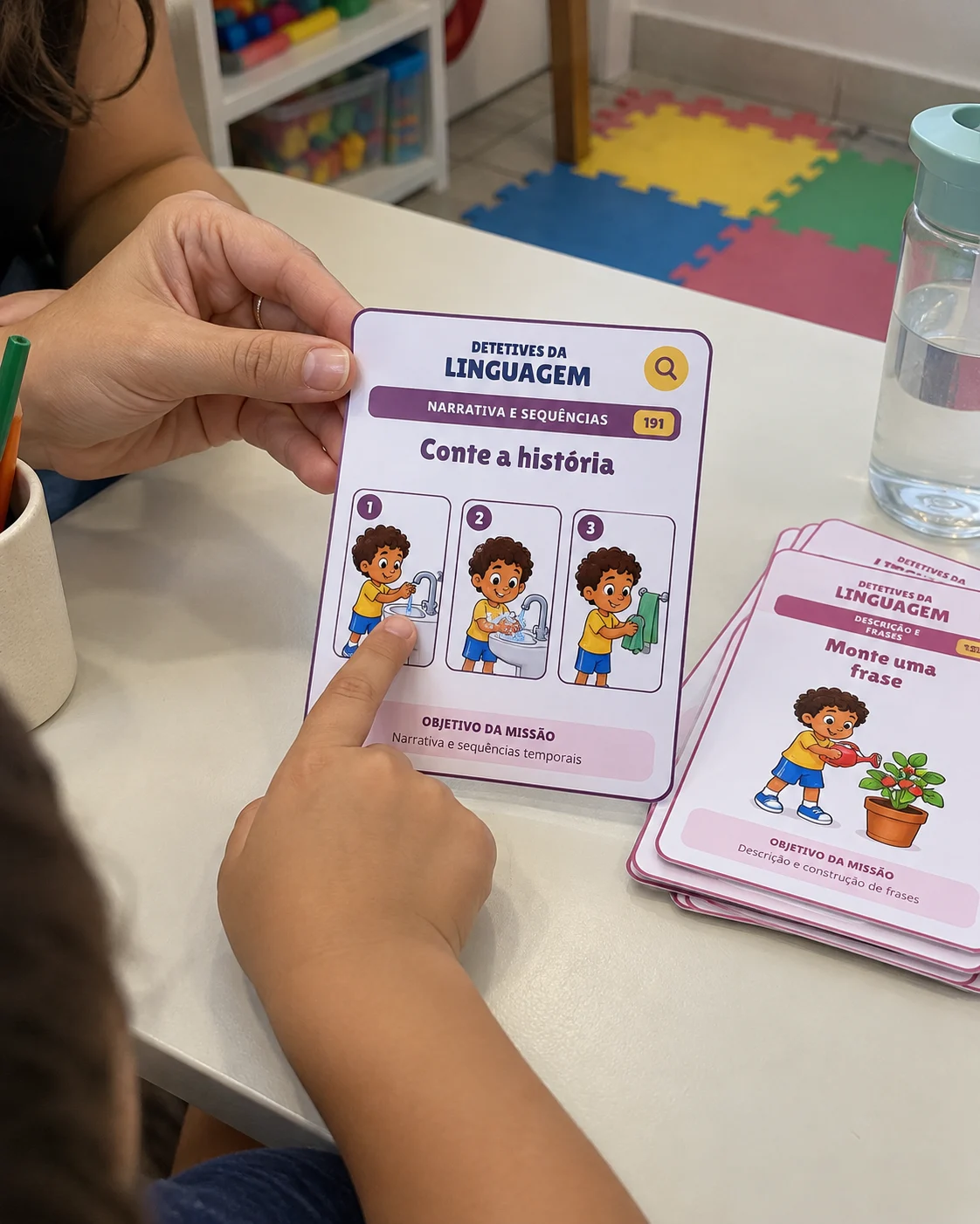 Adulto e criança explorando um card de narrativa no consultório